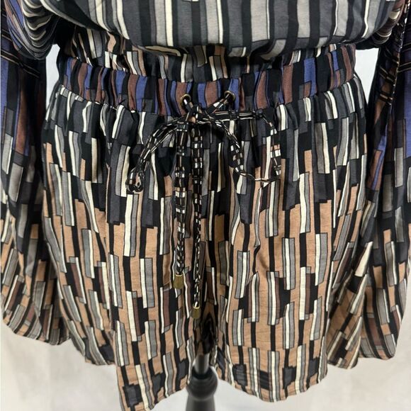 Blush Boutique long sleeve open back geometric print romper size large - Picture 5 of 9